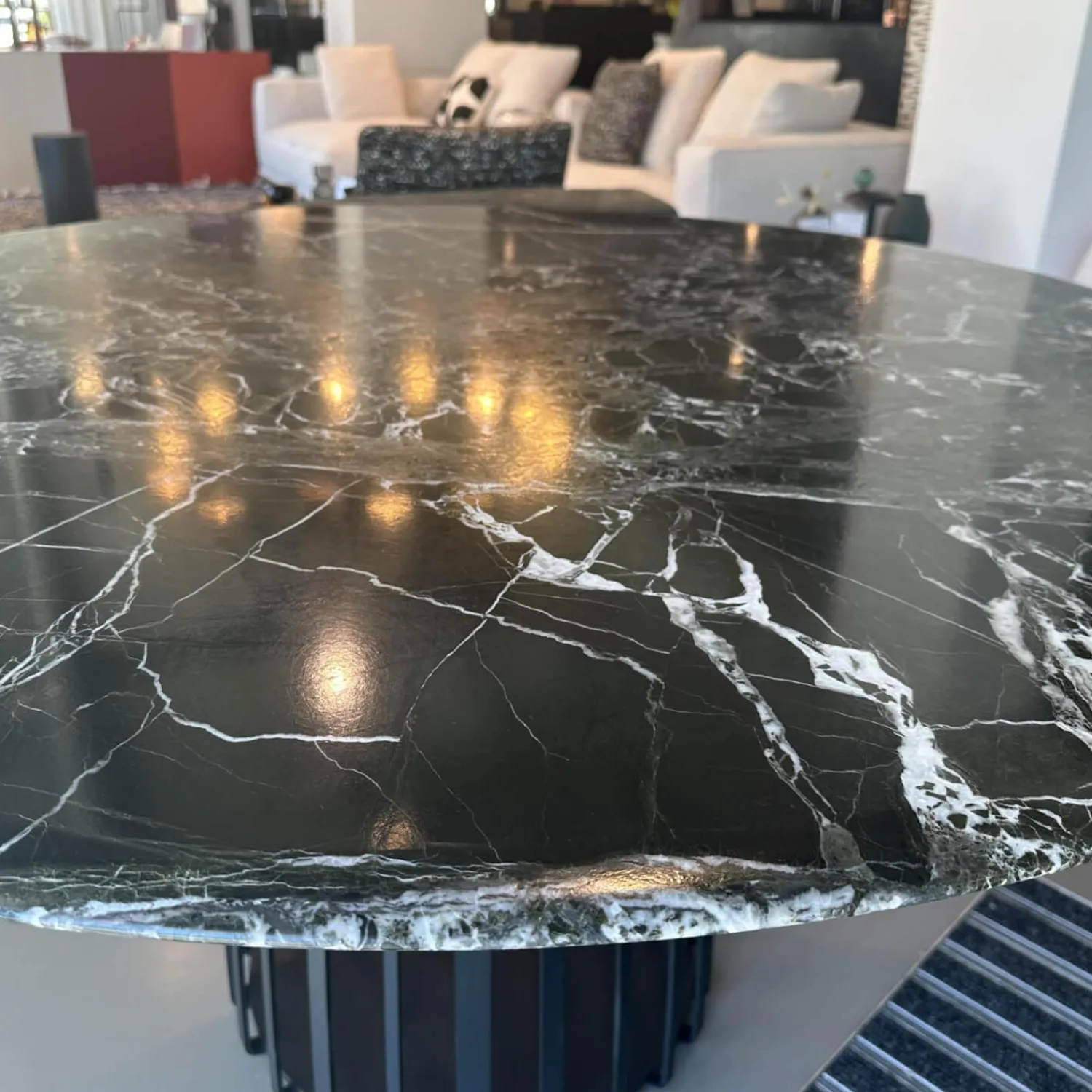 Janua Esstische|Tisch BC 07 Basket Platte Stein Verde Lepanto Schwarz Weiß Rund Streben Tiefschwarz Schwarz