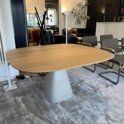 Studio by Mobimex Esstische|Tisch Bridge Platte Eiche Rohholzeffekt Lackiert Untergestell Beton Creme