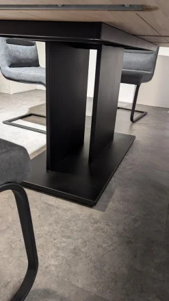 K+W Esstische|Tisch Cassia Tischplatte 0434 Wildeiche Bianco Massiv Fuß 0681 Metall Schwarz