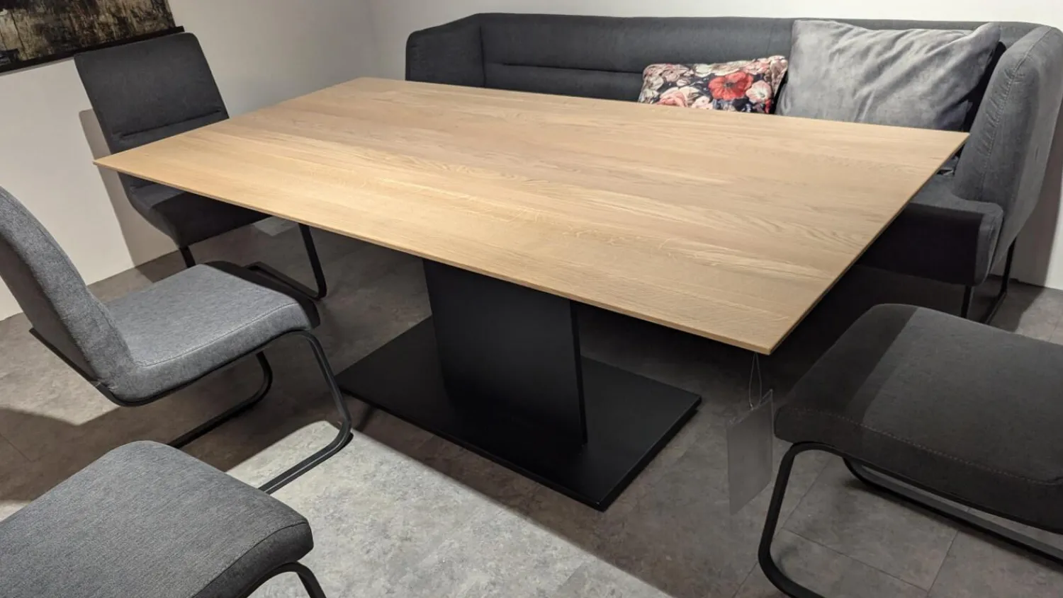 K+W Esstische|Tisch Cassia Tischplatte 0434 Wildeiche Bianco Massiv Fuß 0681 Metall Schwarz