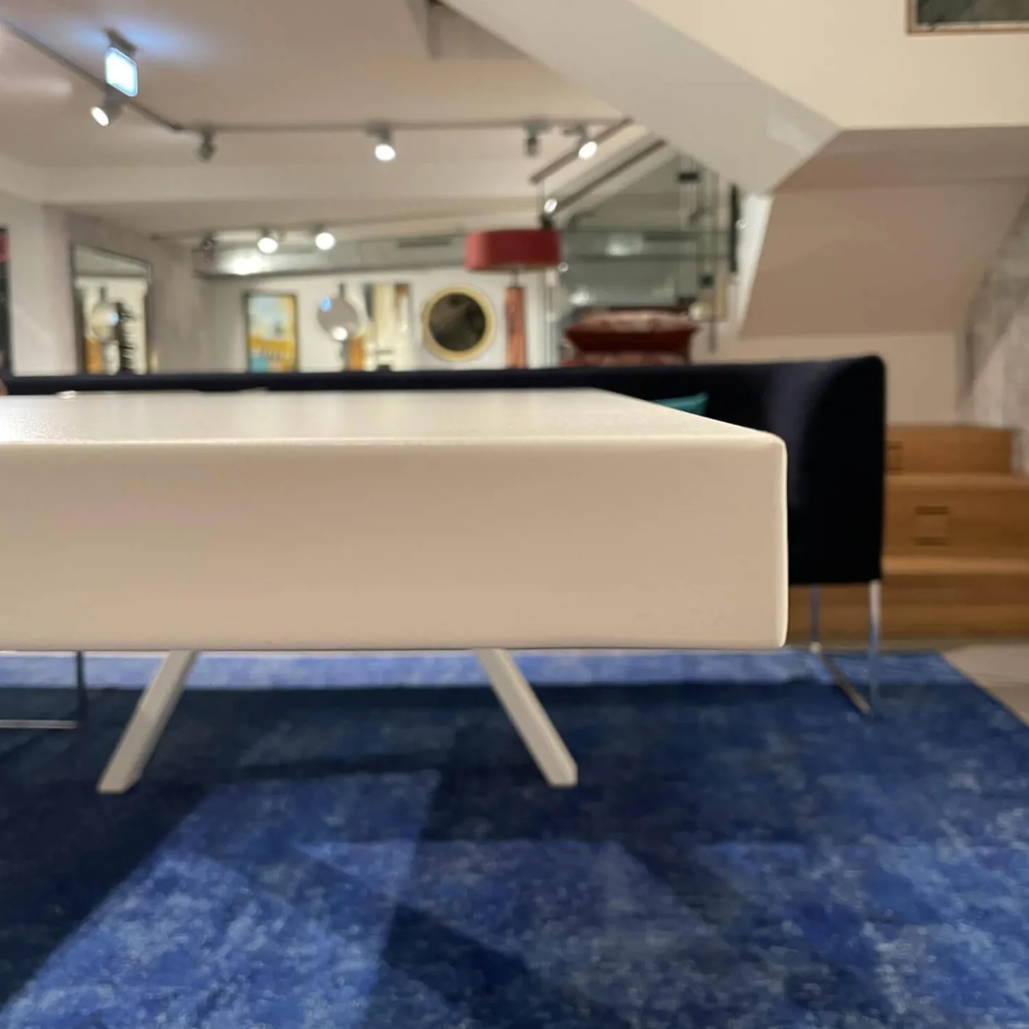 Arper Esstische|Tisch Cross Stahl Weiß Matt Gestell Stahl V22 Bianco Opaco Mit Eingelassener Steckdose