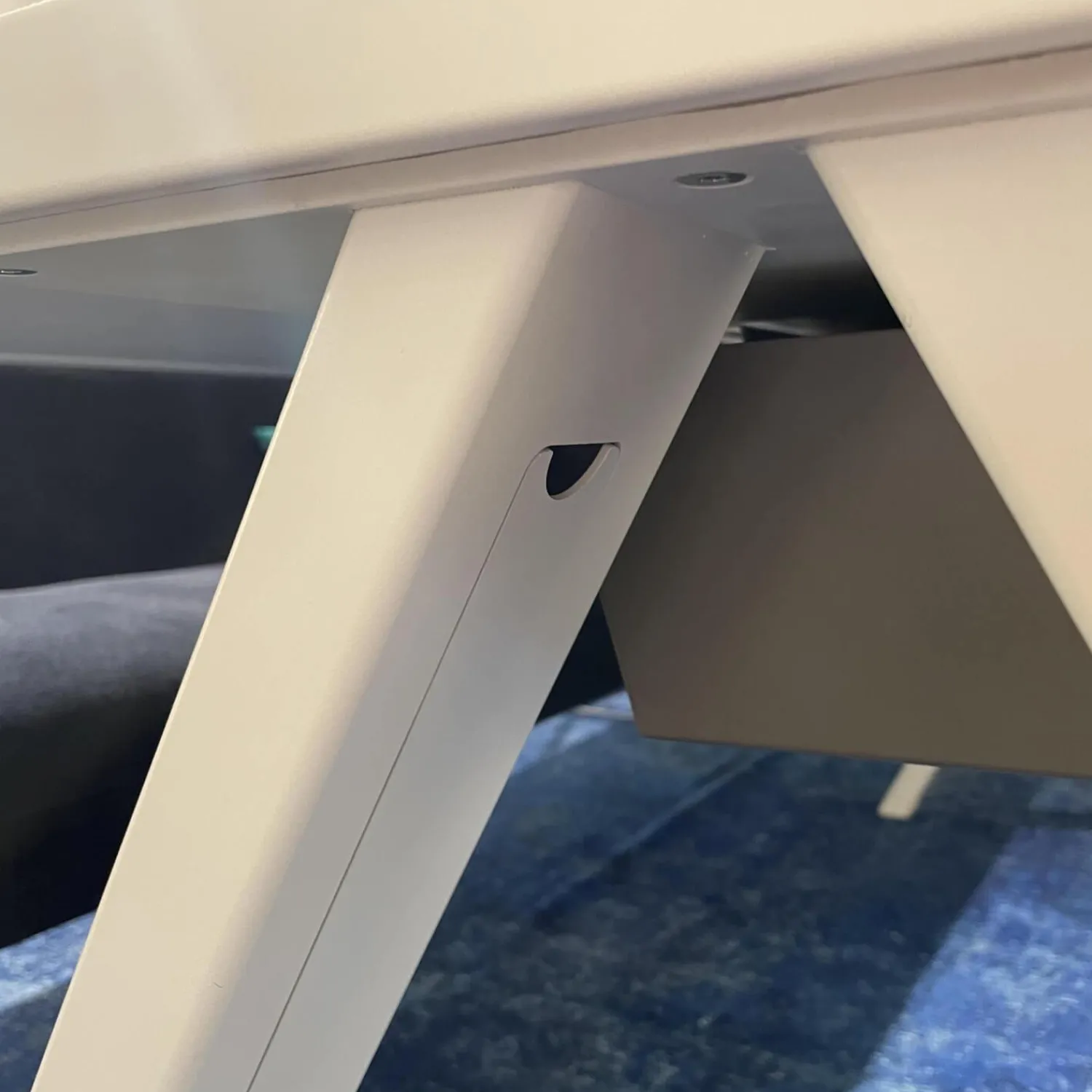 Arper Esstische|Tisch Cross Stahl Weiß Matt Gestell Stahl V22 Bianco Opaco Mit Eingelassener Steckdose