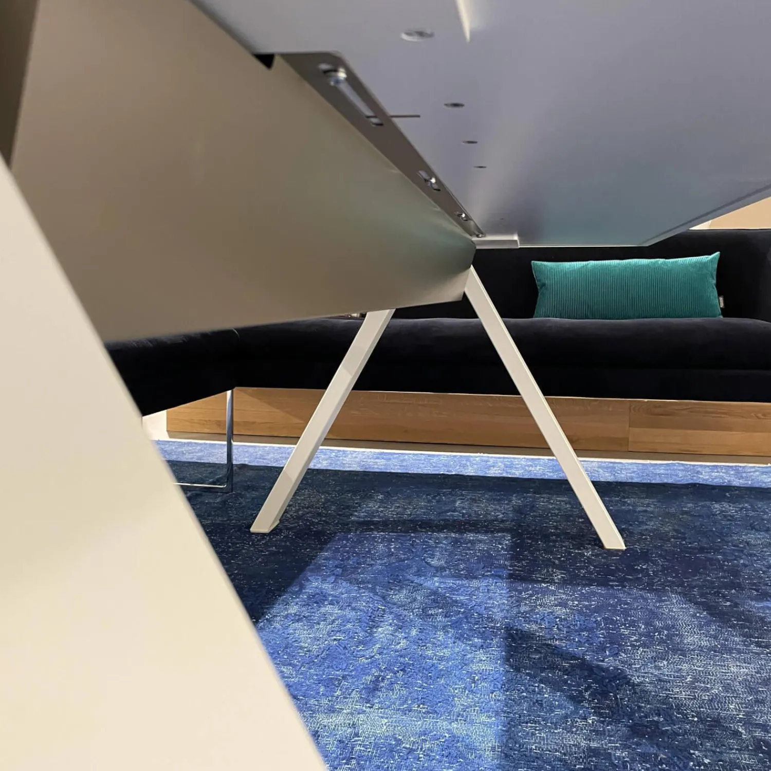 Arper Esstische|Tisch Cross Stahl Weiß Matt Gestell Stahl V22 Bianco Opaco Mit Eingelassener Steckdose