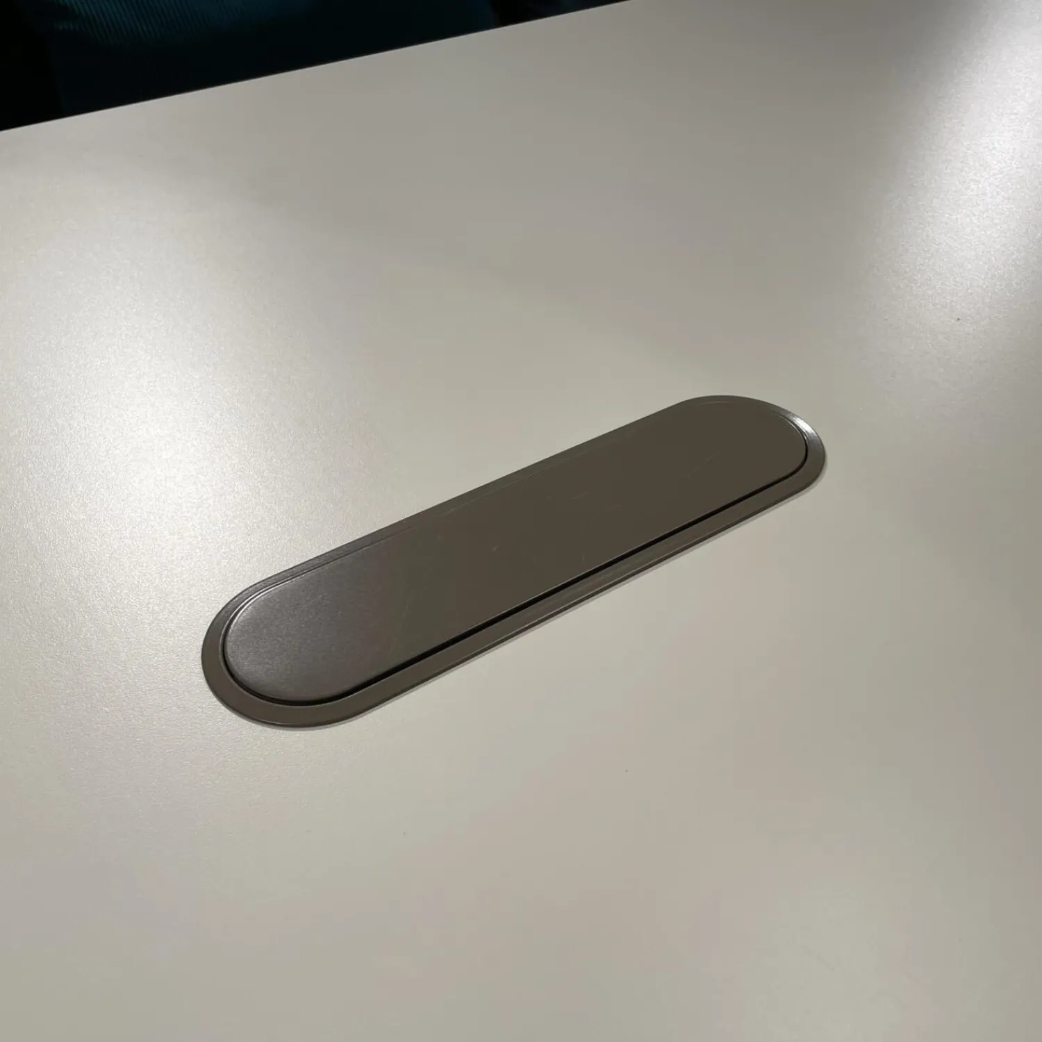 Arper Esstische|Tisch Cross Stahl Weiß Matt Gestell Stahl V22 Bianco Opaco Mit Eingelassener Steckdose