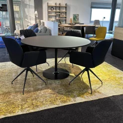 Arper Esstische|Tisch Dizzie Laminat Fenix Schwarz Tischplatte Medium Density Fireboard Schwarz Lackiert Gestell Stahl Schwarz Matt Lackiert