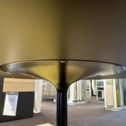 Arper Esstische|Tisch Dizzie Laminat Fenix Schwarz Tischplatte Medium Density Fireboard Schwarz Lackiert Gestell Stahl Schwarz Matt Lackiert