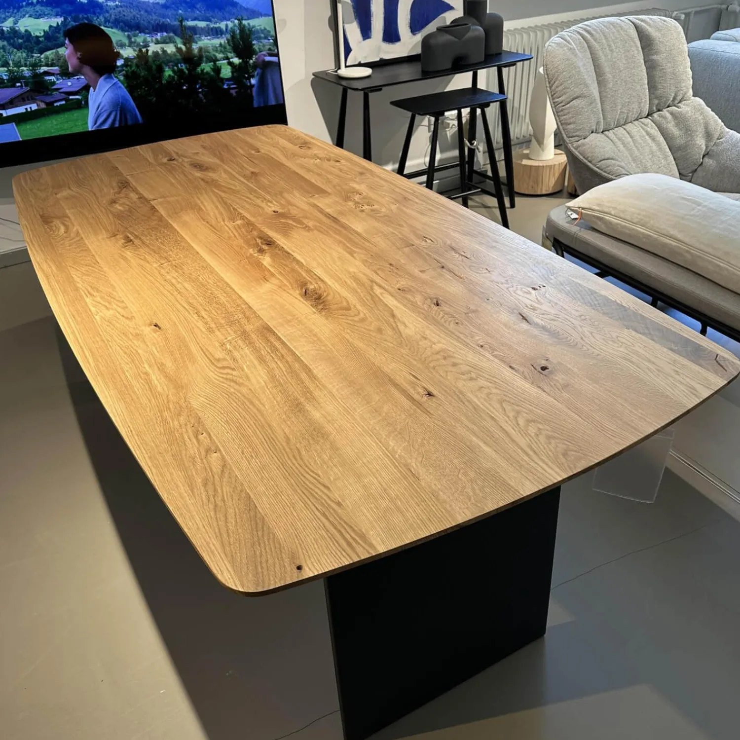 Raum.Freunde Esstische|Tisch Eldur 8360041 S Platte Eiche Massiv Gestell Metall Stahlwange Schwarz Bootsform