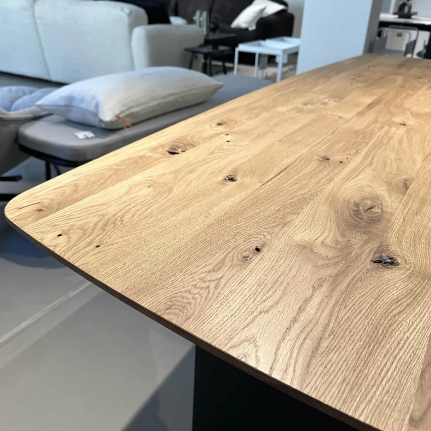 Raum.Freunde Esstische|Tisch Eldur 8360041 S Platte Eiche Massiv Gestell Metall Stahlwange Schwarz Bootsform