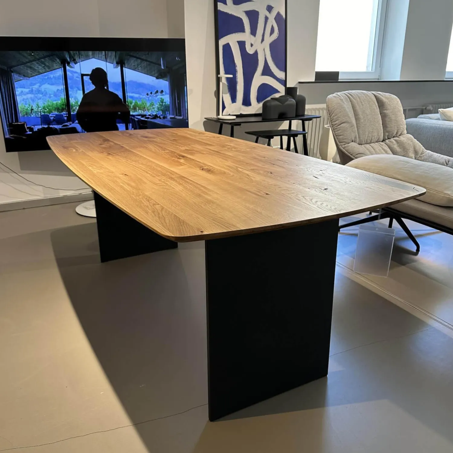 Raum.Freunde Esstische|Tisch Eldur 8360041 S Platte Eiche Massiv Gestell Metall Stahlwange Schwarz Bootsform