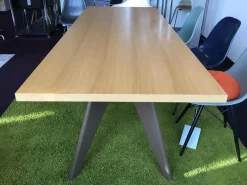 Vitra Esstische|Tisch EM Table Eiche Furnier Natur Gestell Pulverbeschichtet Coffé
