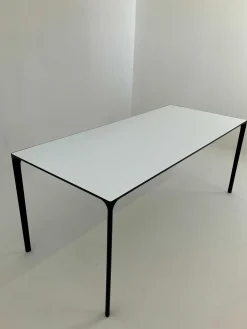 Arper Schreibtische & Sekretäre|Esstische|Tisch Nuur Platte Laminat Fenix F01 Weiß Gestell Aluminium Matt Schwarz Lackiert