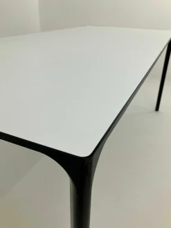 Arper Schreibtische & Sekretäre|Esstische|Tisch Nuur Platte Laminat Fenix F01 Weiß Gestell Aluminium Matt Schwarz Lackiert