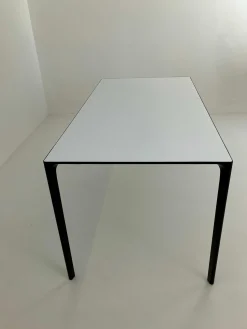 Arper Schreibtische & Sekretäre|Tisch Nuur Platte Laminat Fenix F01 Weiß Gestell Aluminium Matt Schwarz Lackiert