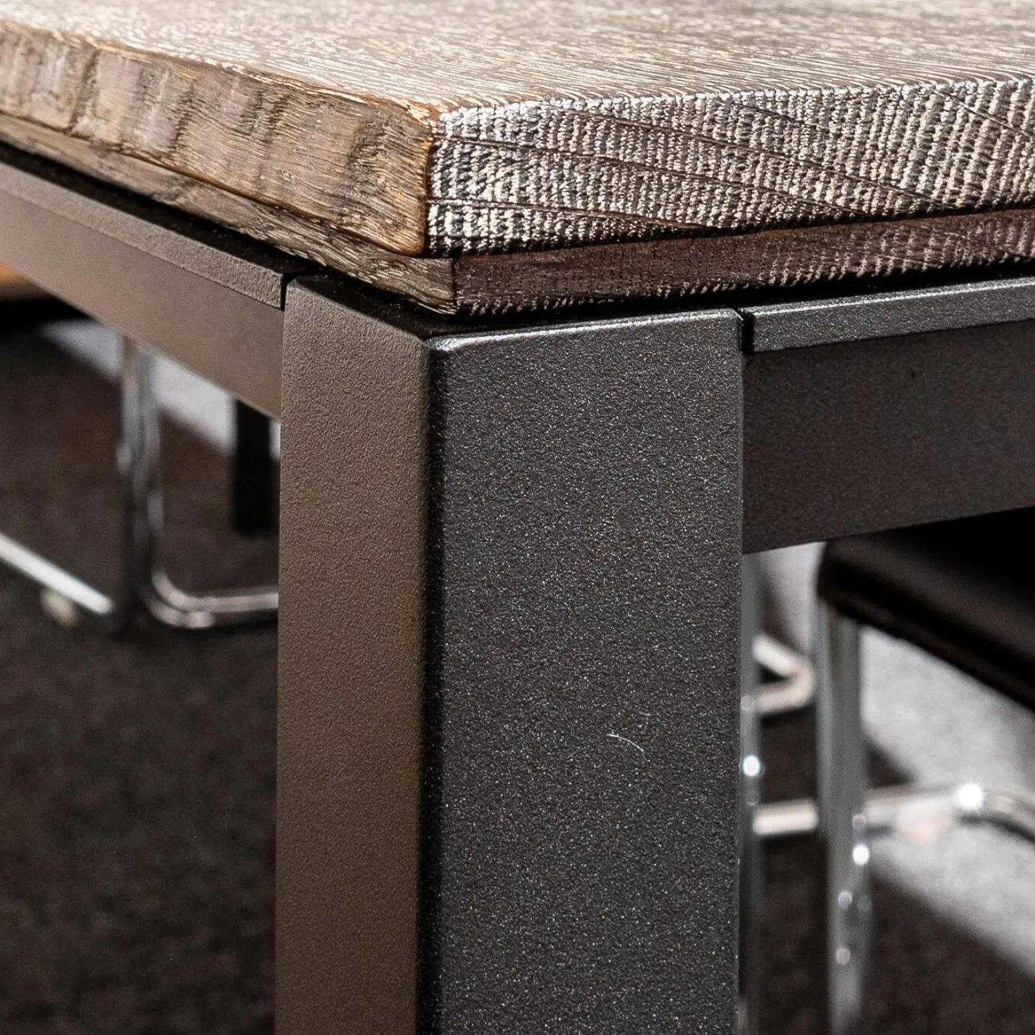 Janua Esstische|Tisch S600 Eiche Geköhlt Ton Grau Füße RAL 9005 Tiefschwarz Pulverbeschichtet Matt