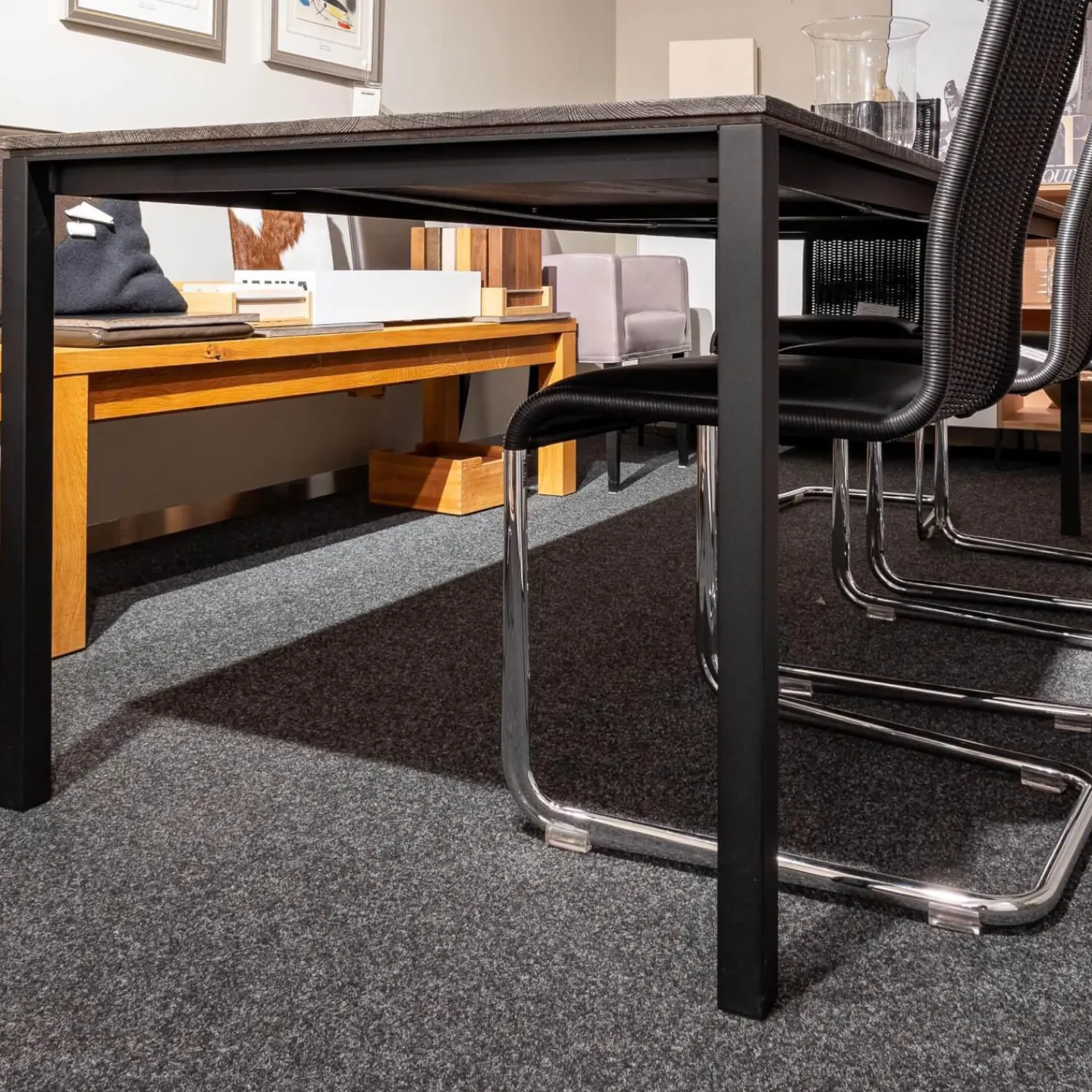 Janua Esstische|Tisch S600 Eiche Geköhlt Ton Grau Füße RAL 9005 Tiefschwarz Pulverbeschichtet Matt