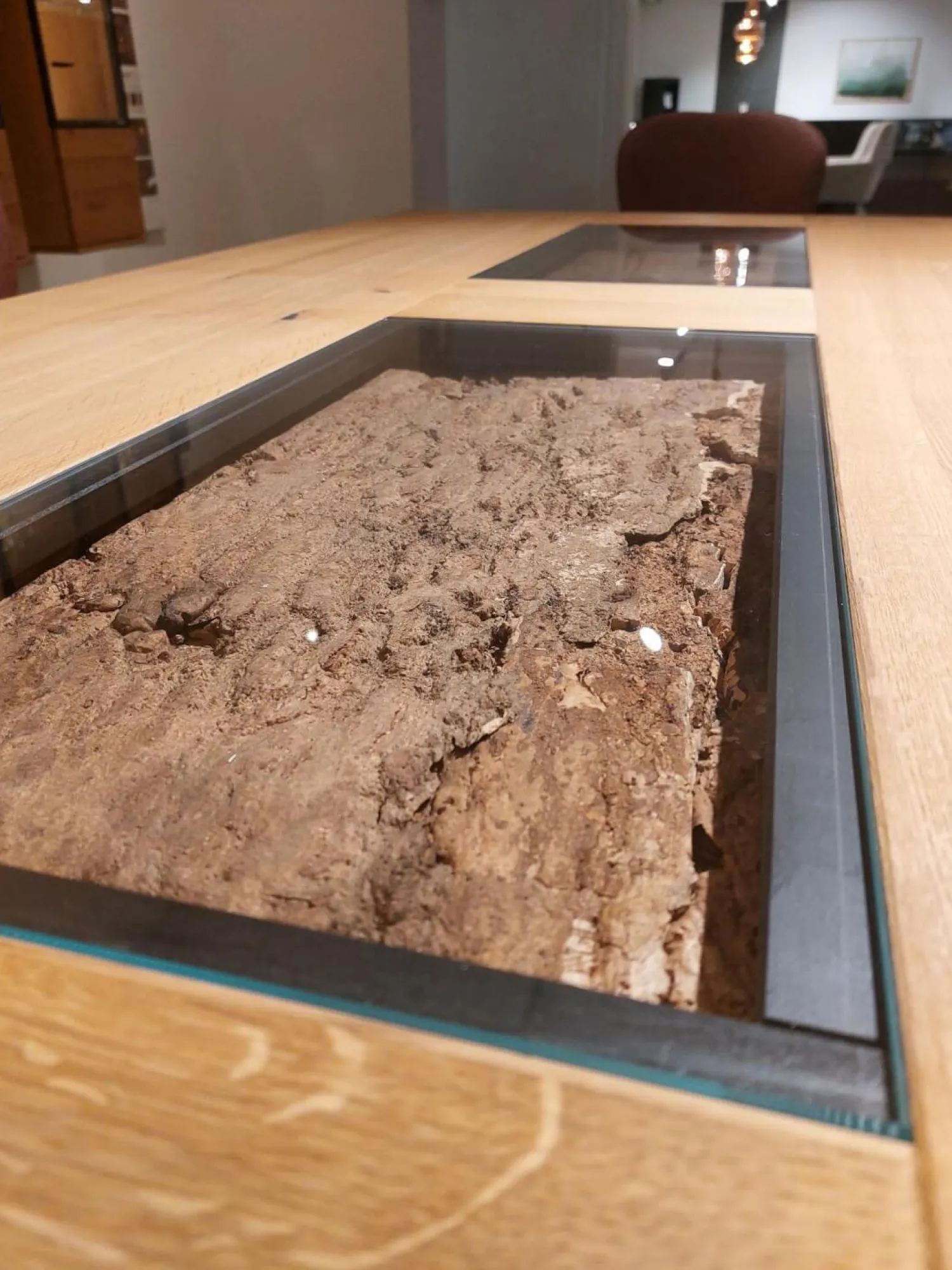 Decker Esstische|Tisch Solantis Asteiche Massiv Natur Geölt Platte Akzent Korkeiche Innenrinde Klarglas Bodenplatte Metall Schwarz