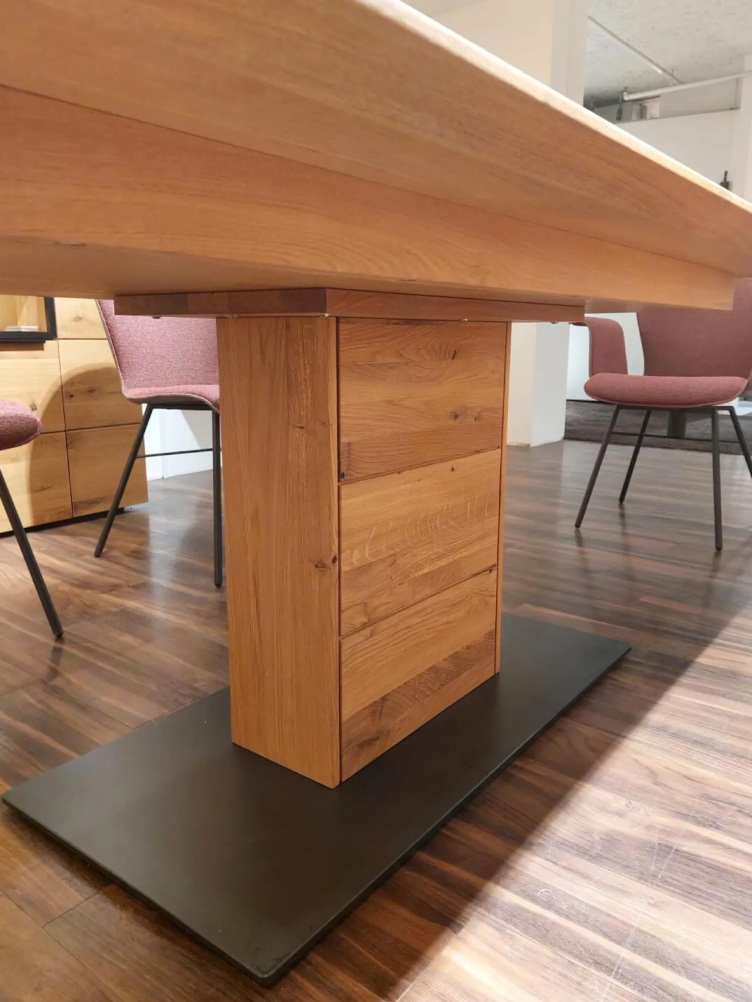 Decker Esstische|Tisch Solantis Asteiche Massiv Natur Geölt Platte Akzent Korkeiche Innenrinde Klarglas Bodenplatte Metall Schwarz