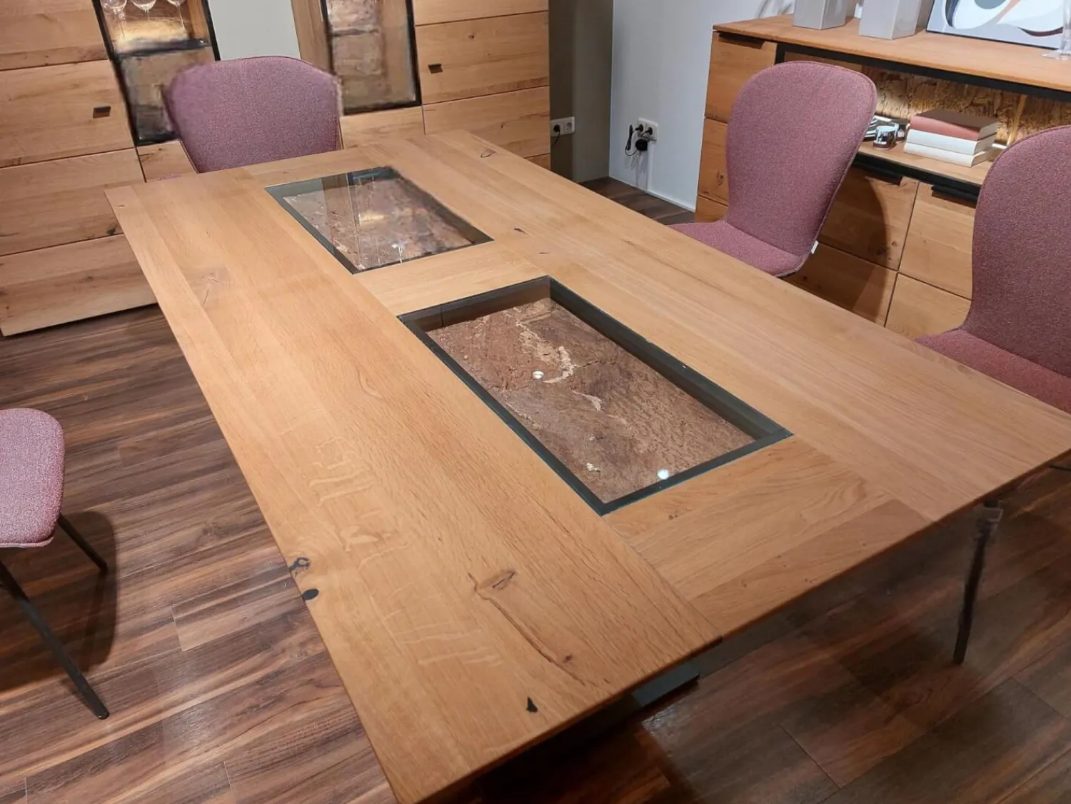 Decker Esstische|Tisch Solantis Asteiche Massiv Natur Geölt Platte Akzent Korkeiche Innenrinde Klarglas Bodenplatte Metall Schwarz