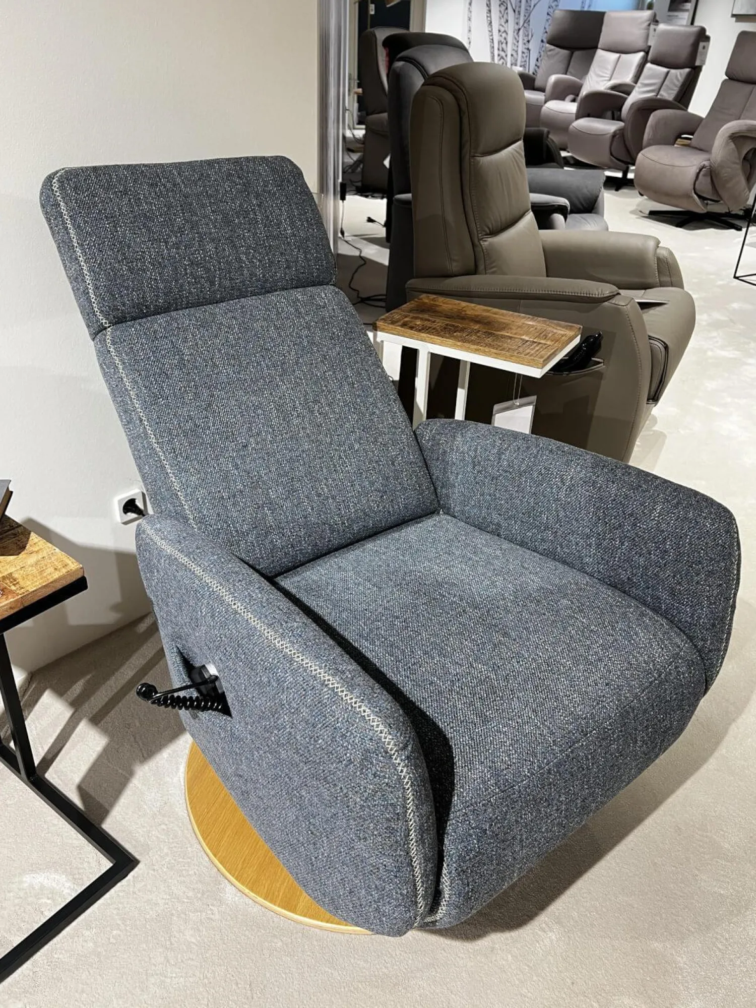 Natura Relaxsessel|TV Sessel Sommerville Stoff Amsterdam Blau Grau Drehteller Eiche Bianco 2 Motorisch Mit Akku