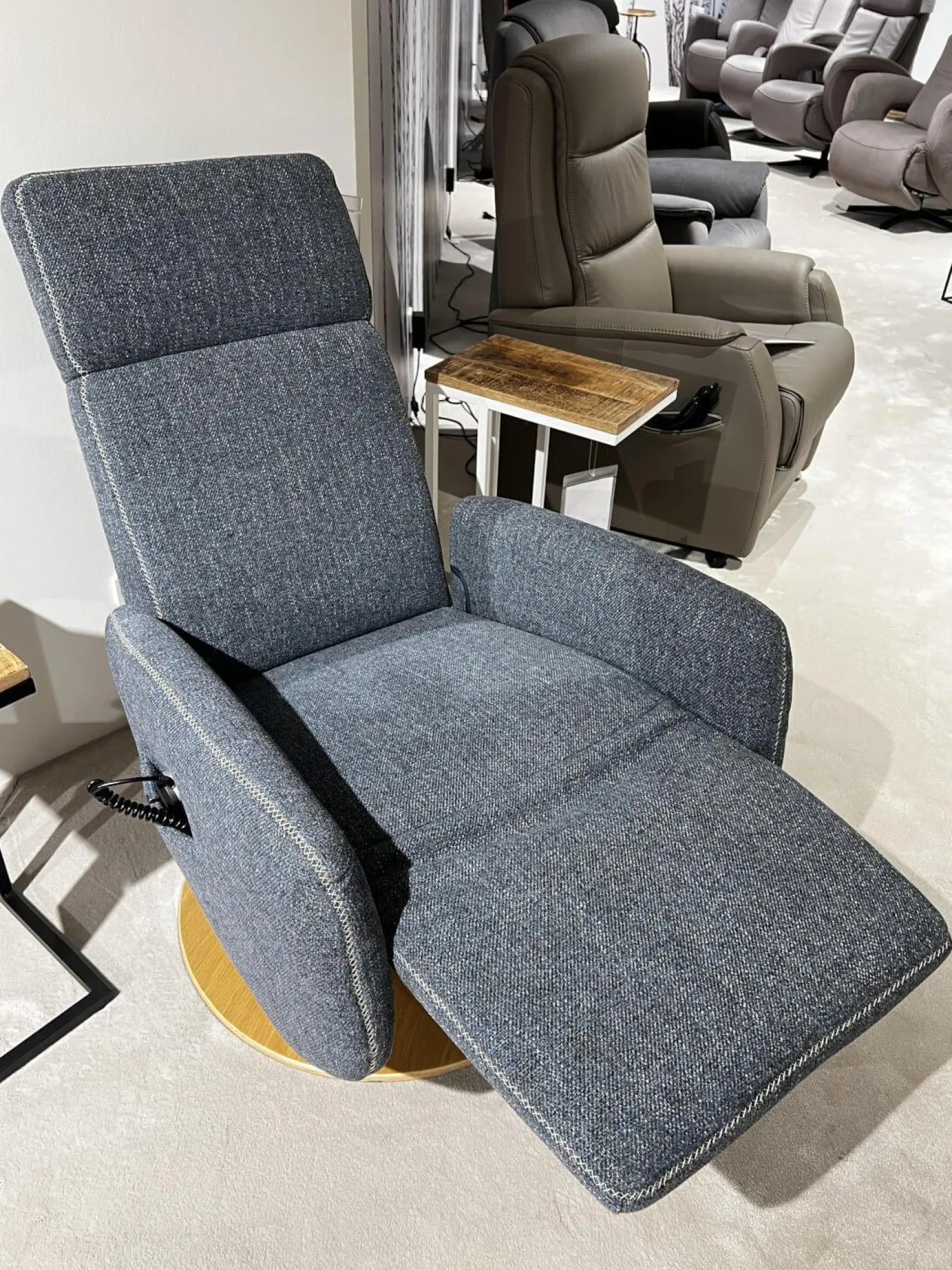 Natura Relaxsessel|TV Sessel Sommerville Stoff Amsterdam Blau Grau Drehteller Eiche Bianco 2 Motorisch Mit Akku