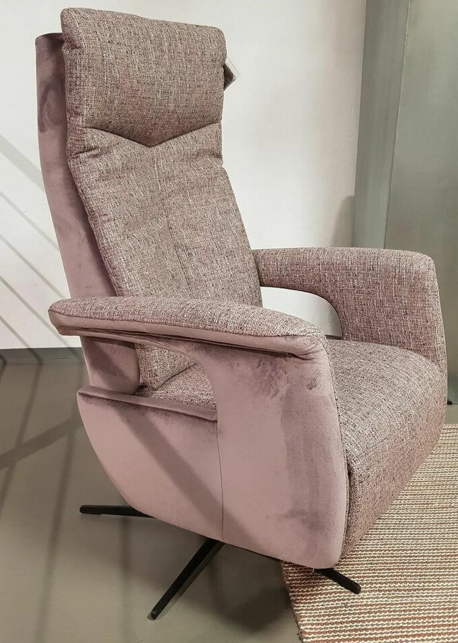 DFM Relaxsessel|TV-Drehsessel Baccara Stoff Juke Lilac Grau Lika Füße Metall Schwarz