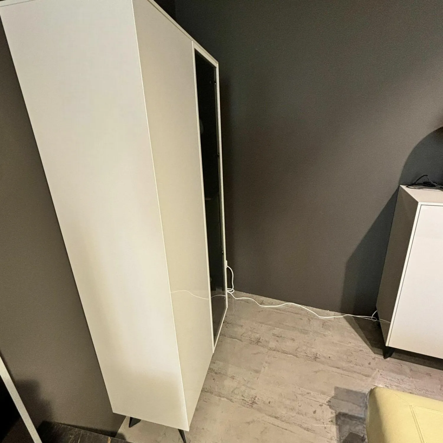 JOOP! Vitrinen & Highboards|Vitirne Gloss Curves Lack Kristallgrau Grau Glastür Schwarz Füße Metall Schwarz