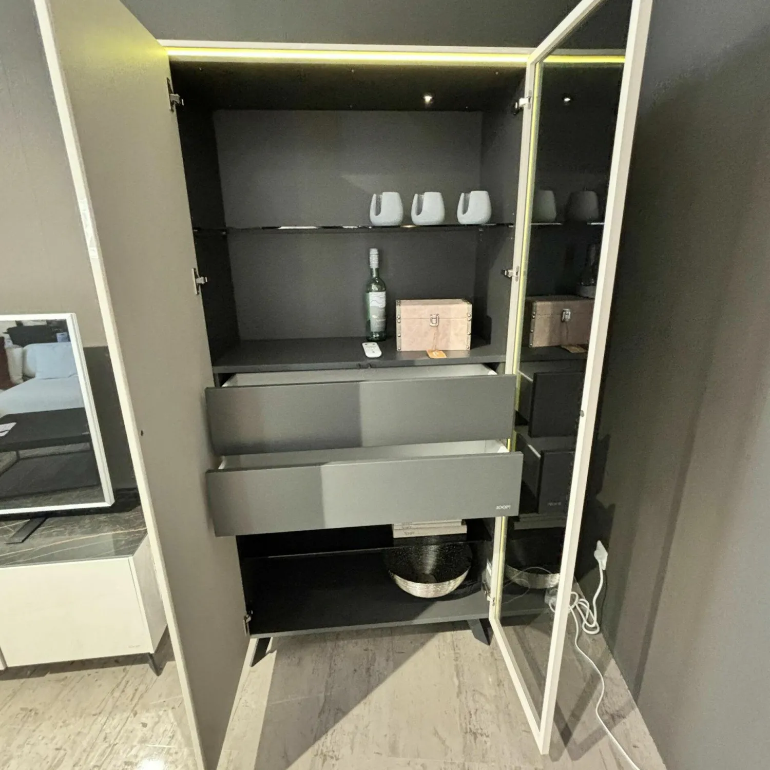 JOOP! Vitrinen & Highboards|Vitirne Gloss Curves Lack Kristallgrau Grau Glastür Schwarz Füße Metall Schwarz