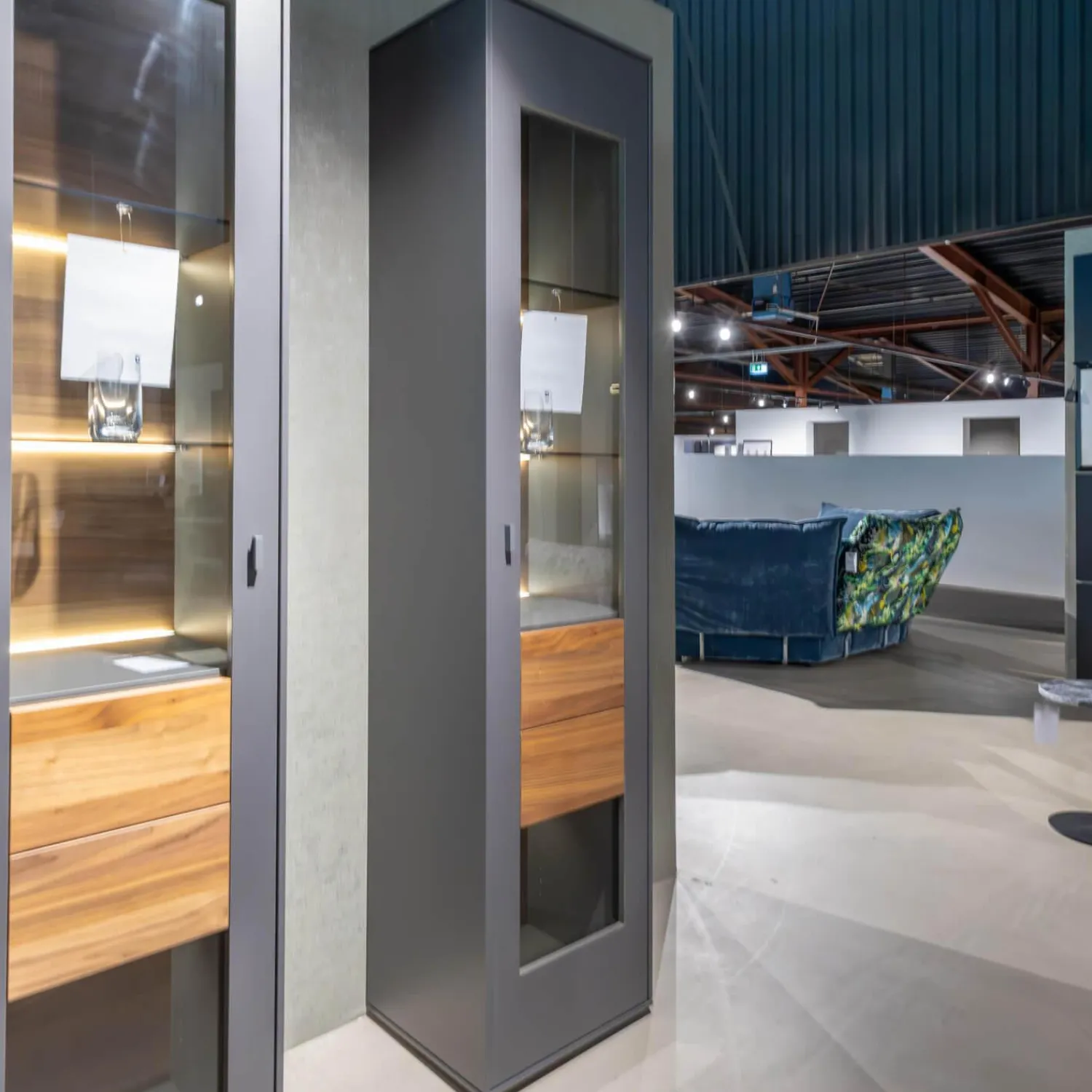 WK Wohnen Vitrinen & Highboards|Vitrine 440 Lavato Rechts Kernnussbaum Schiefergrau Inklusive Beleuchtung