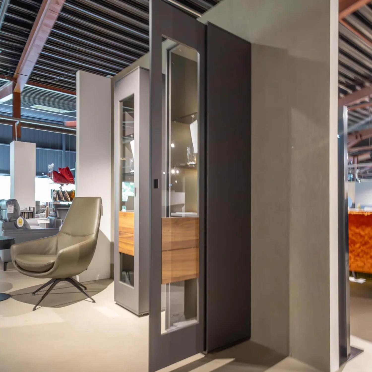 WK Wohnen Vitrinen & Highboards|Vitrine 440 Lavato Rechts Kernnussbaum Schiefergrau Inklusive Beleuchtung