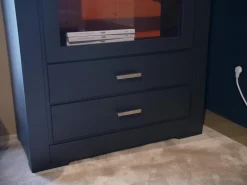 Form Exclusiv Vitrinen & Highboards|Vitrine Bordeaux Europäische Wildkirsche Massiv Rückwand Lachsrot Reliefstruktur Anthrazit