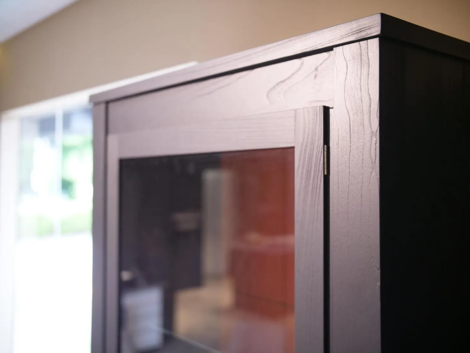 Form Exclusiv Vitrinen & Highboards|Vitrine Bordeaux Europäische Wildkirsche Massiv Rückwand Lachsrot Reliefstruktur Anthrazit