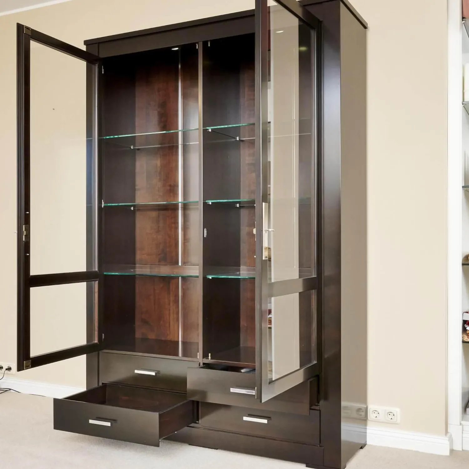 Form Exclusiv Vitrinen & Highboards|Vitrine Bordeaux Kirschbaum Nero Inklusive Beleuchtung, 4 Schubladen Und 6 Glasböden