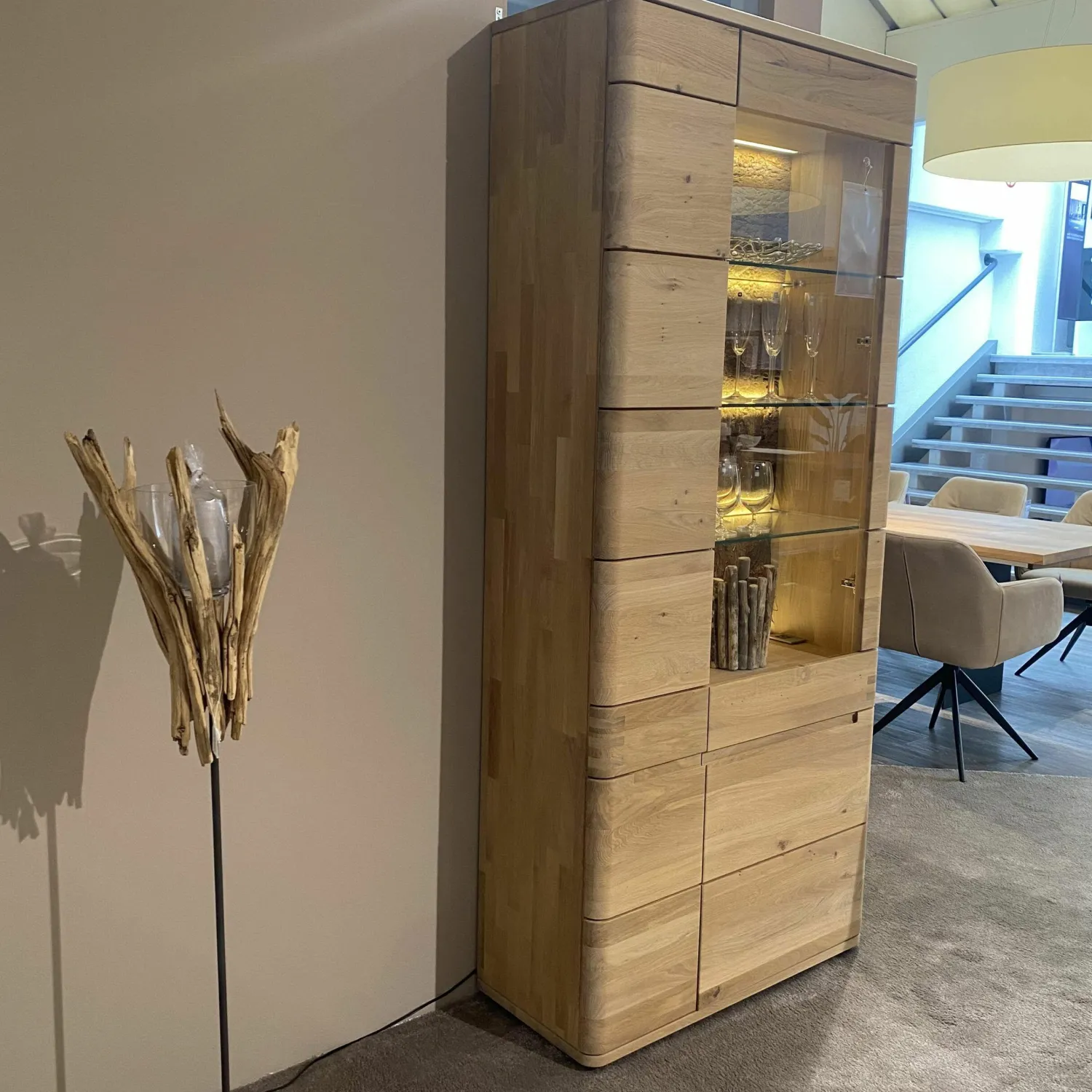 Natura Vitrinen & Highboards|Vitrine Cartago Soft Wildeiche Bianco Glastür Links mit LED-Beleuchtung