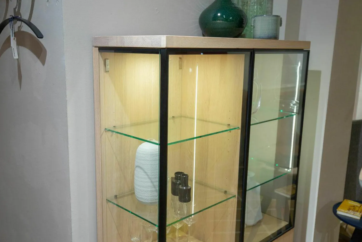 Team 7 Vitrinen & Highboards|Vitrine Cubus 21 Eiche Weßgeölt mit LED-Lichtband