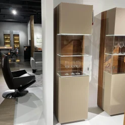 Team 7 Vitrinen & Highboards|Vitrine Cubus Pure Nussbaum Naturöl Farbglas Kiesel Inklusive Glaskantenbeleuchtung