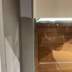 Team 7 Vitrinen & Highboards|Vitrine Cubus Pure Nussbaum Naturöl Farbglas Kiesel Inklusive Glaskantenbeleuchtung