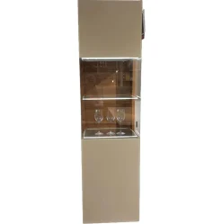 Team 7 Vitrinen & Highboards|Vitrine Cubus Pure Nussbaum Naturöl Farbglas Kiesel Inklusive Glaskantenbeleuchtung