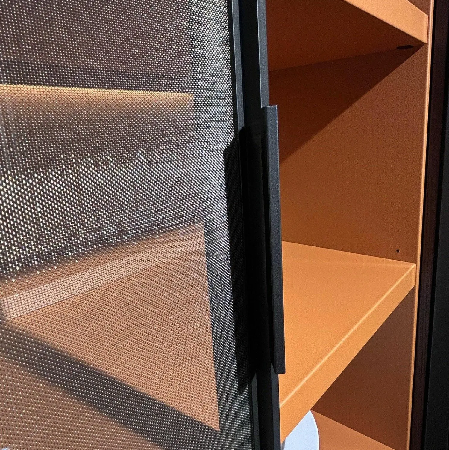 B&B Italia Vitrinen & Highboards|Vitrine Eracle Transparentes Glas mit bronziertem Metalleinsatz Belegung Außen Eiche Grau