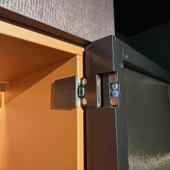 B&B Italia Vitrinen & Highboards|Vitrine Eracle Transparentes Glas mit bronziertem Metalleinsatz Belegung Außen Eiche Grau