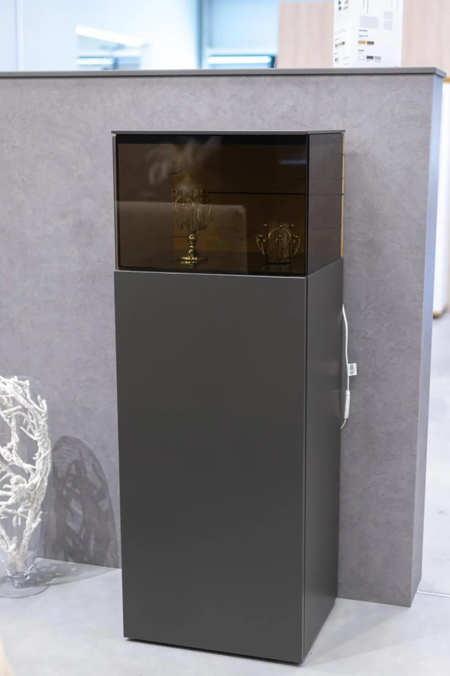 Hülsta Vitrinen & Highboards|Vitrine Gentis Lack-Grau Akzent Eiche Naturstamm