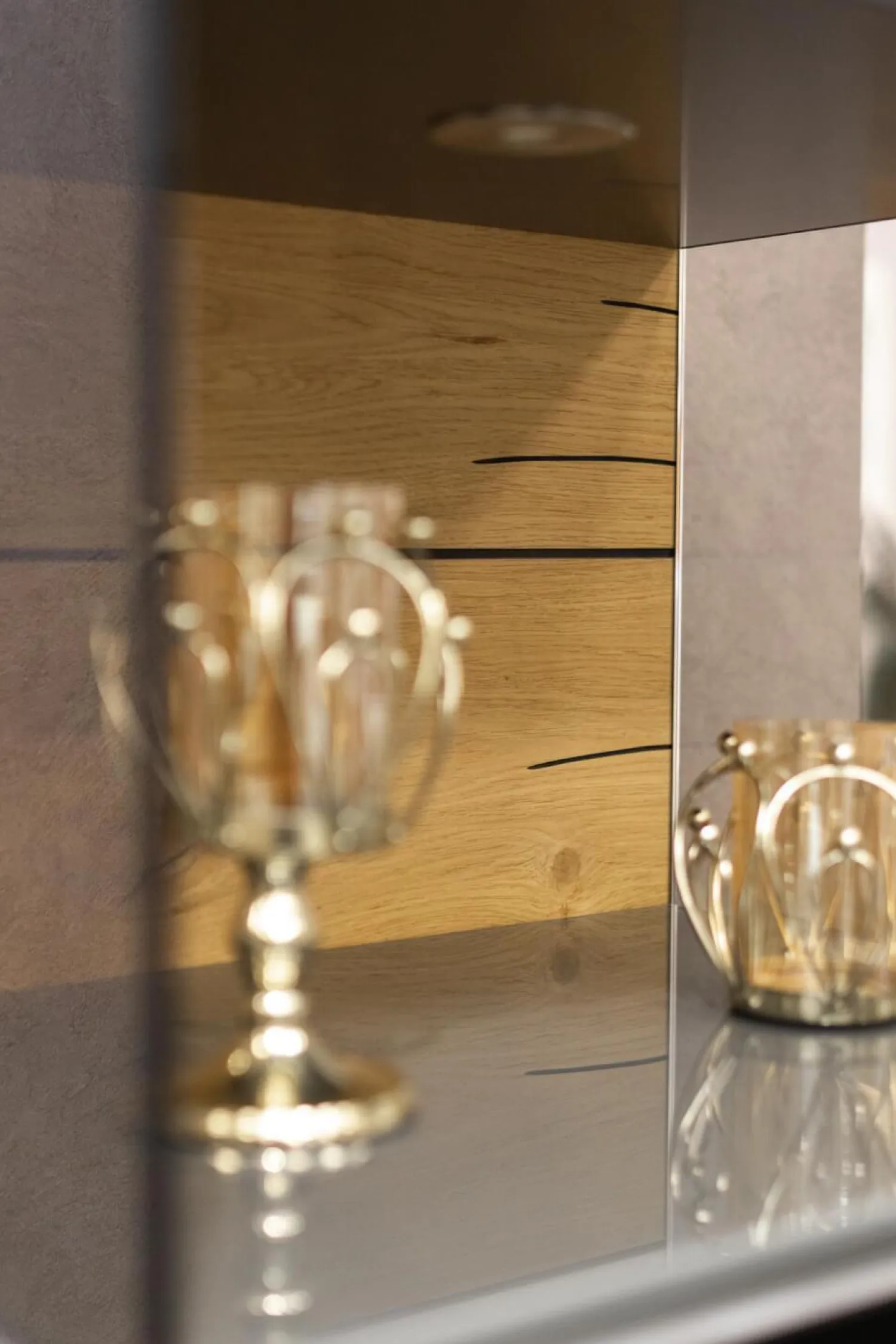 Hülsta Vitrinen & Highboards|Vitrine Gentis Lack-Grau Akzent Eiche Naturstamm