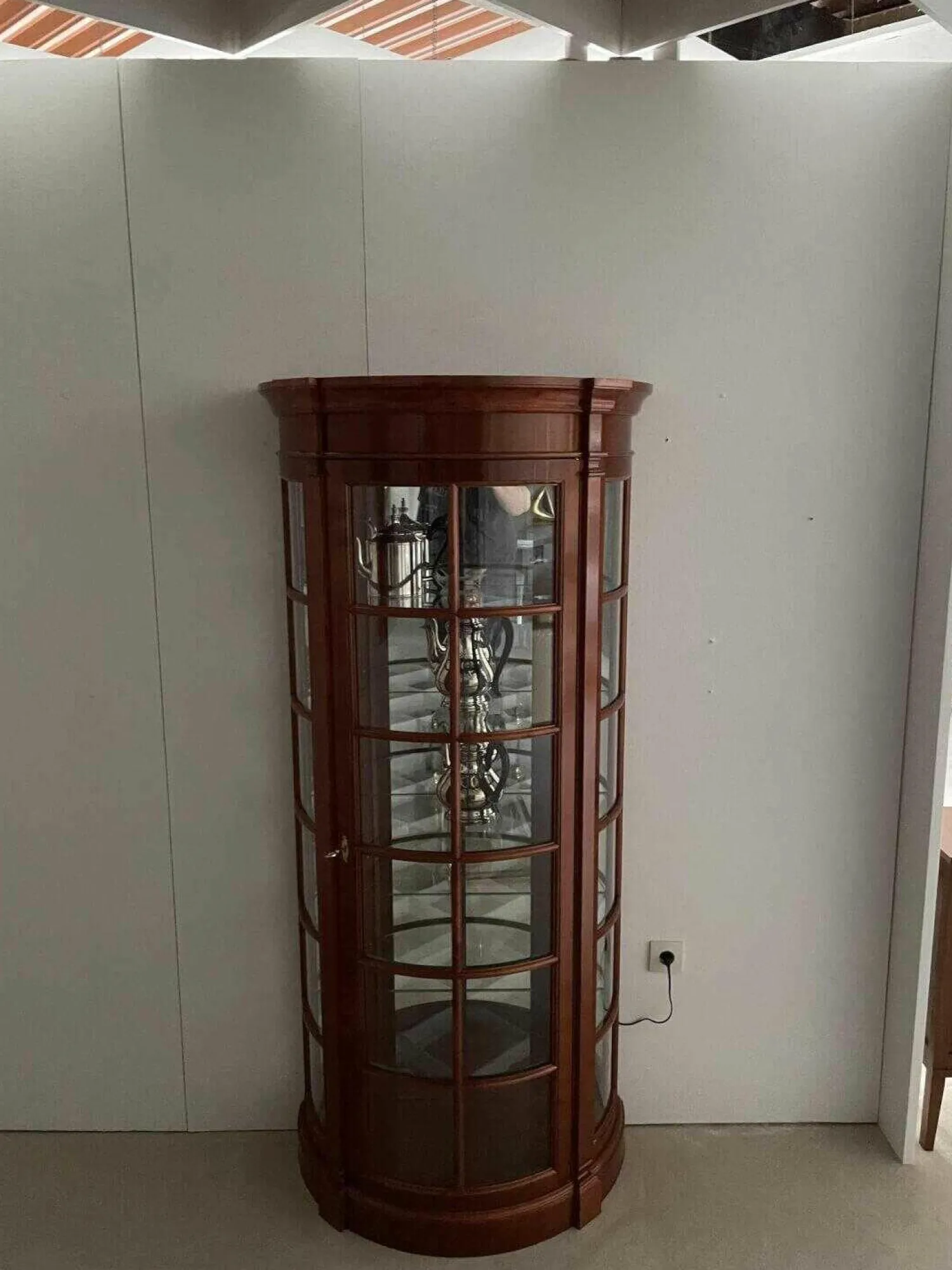 Küper Einrichtung Vitrinen & Highboards|Vitrine Halbrund Kirsche Massiv Lackiert Rotbraun mit Beleuchtung