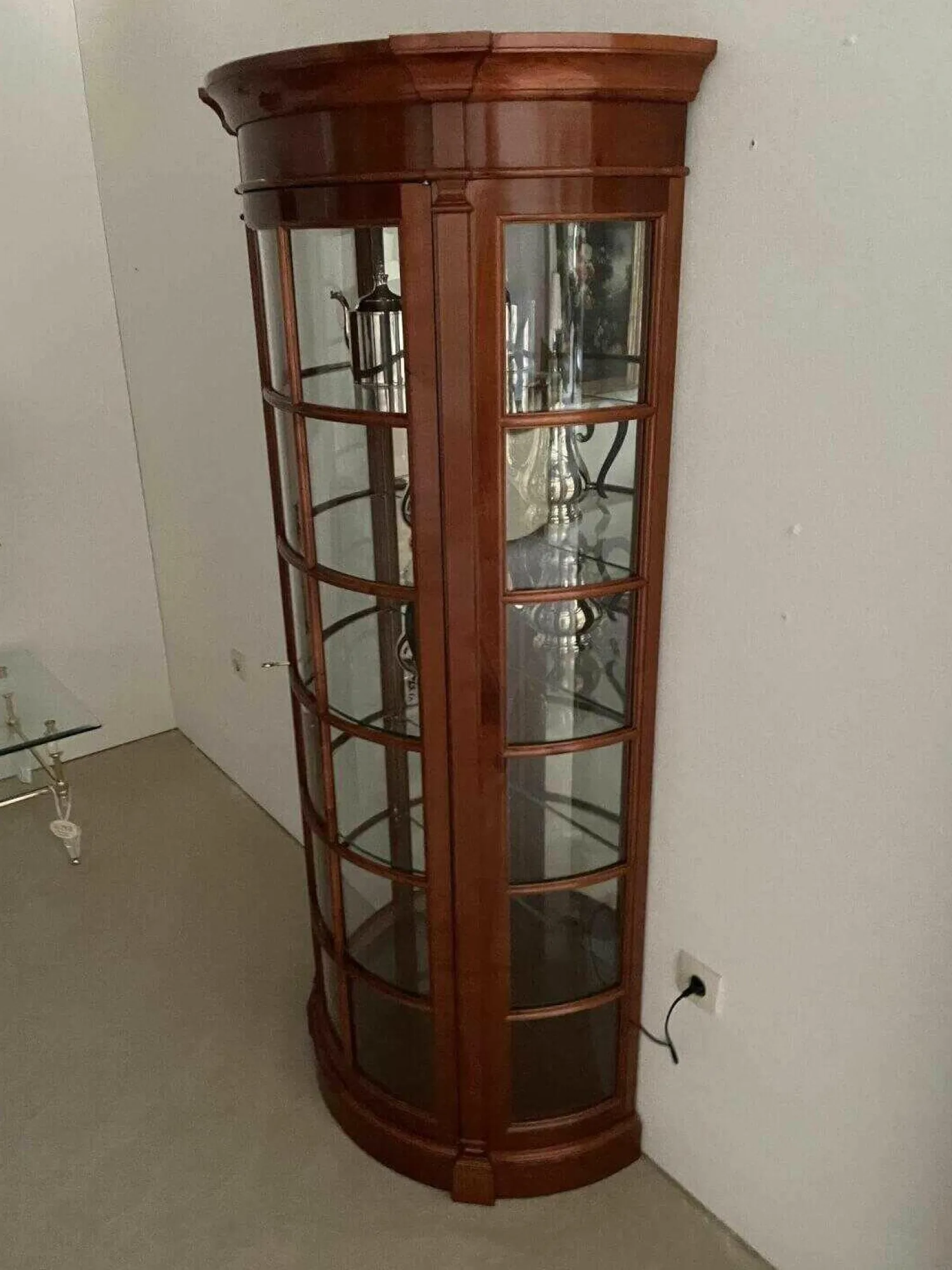 Küper Einrichtung Vitrinen & Highboards|Vitrine Halbrund Kirsche Massiv Lackiert Rotbraun mit Beleuchtung