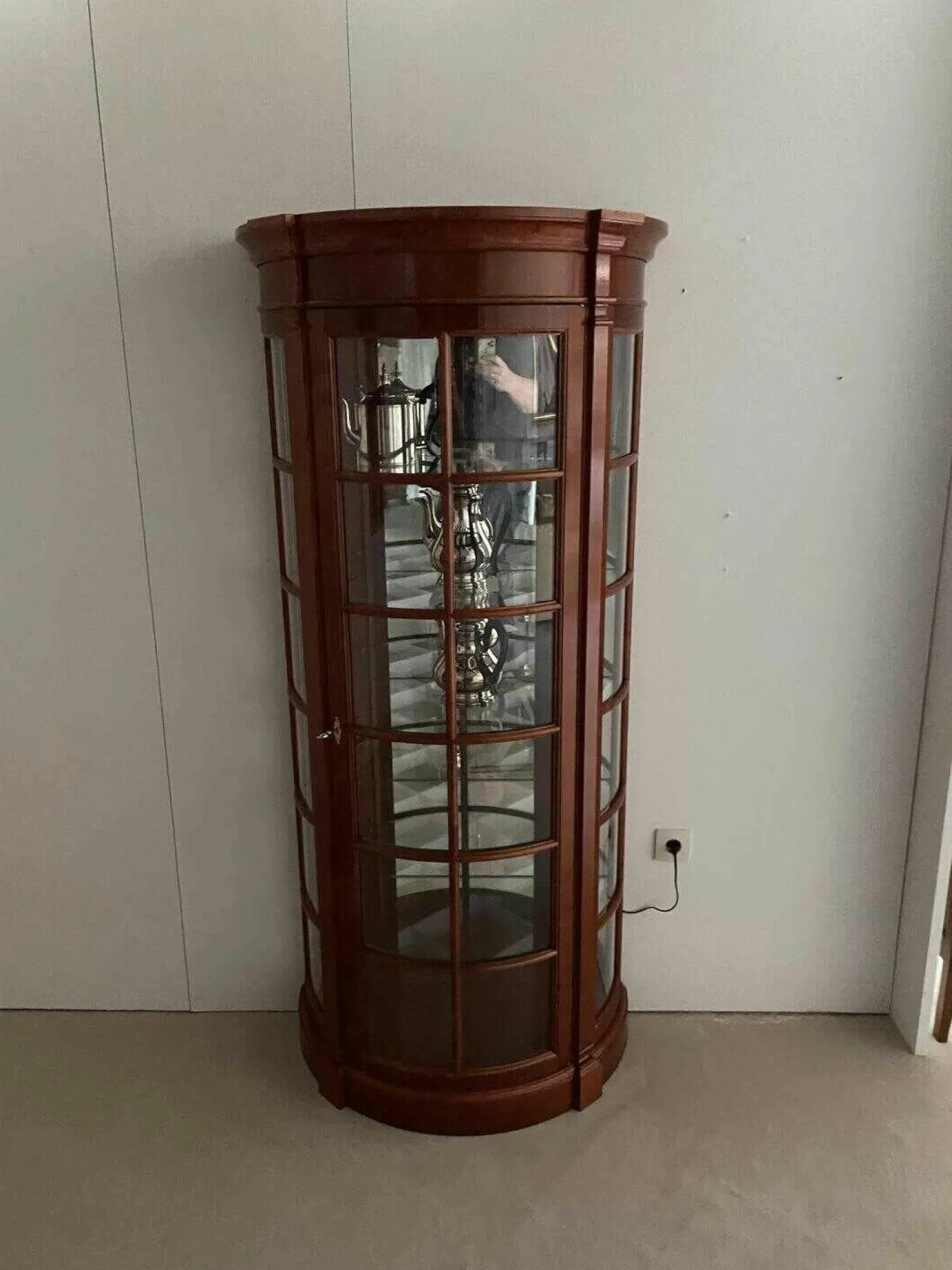 Küper Einrichtung Vitrinen & Highboards|Vitrine Halbrund Kirsche Massiv Lackiert Rotbraun mit Beleuchtung