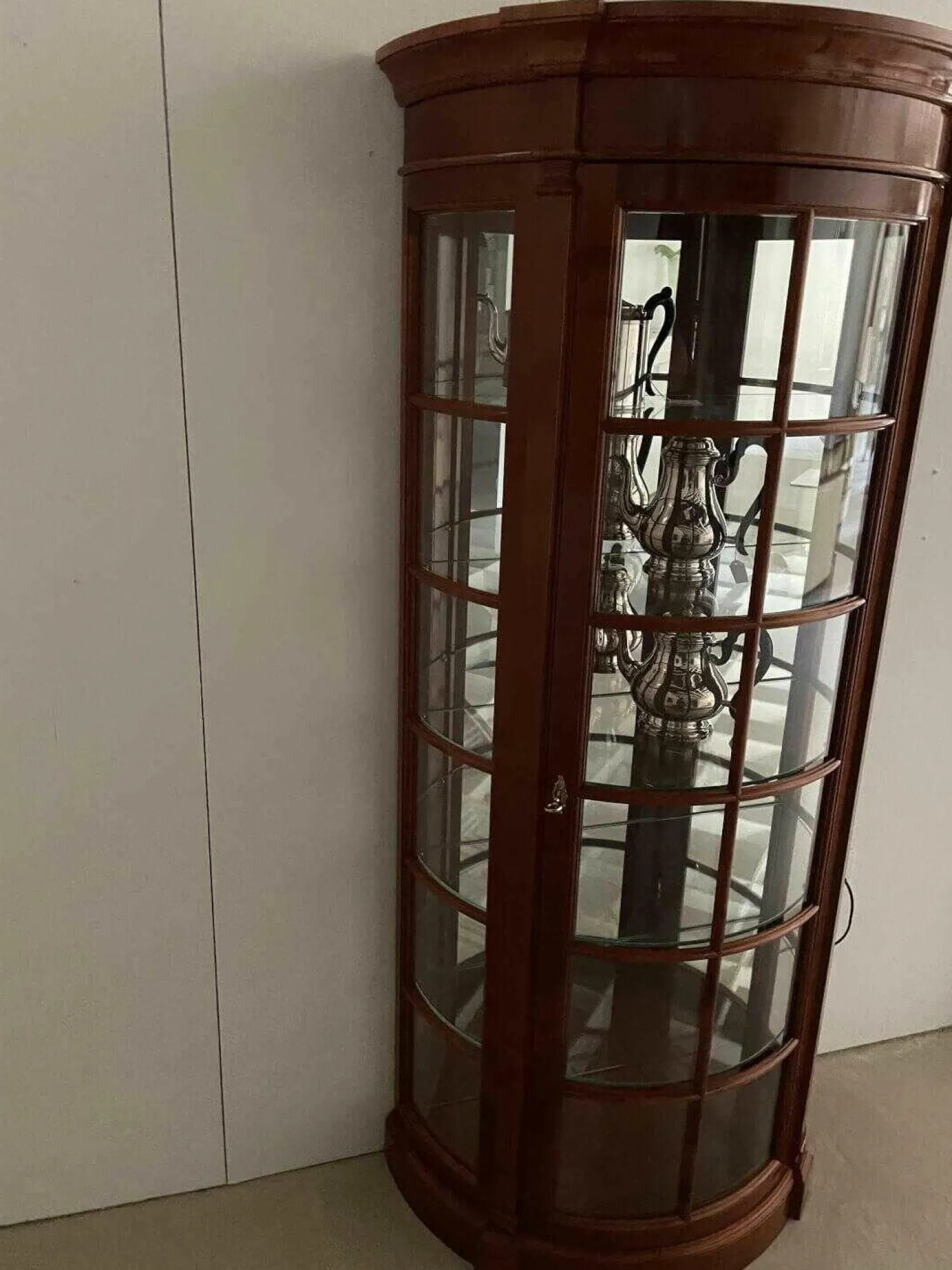 Küper Einrichtung Vitrinen & Highboards|Vitrine Halbrund Kirsche Massiv Lackiert Rotbraun mit Beleuchtung