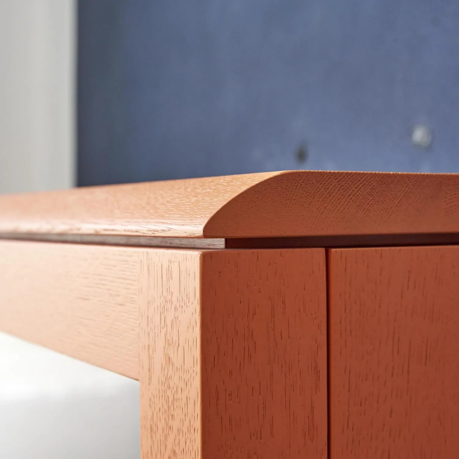 Form Exclusiv Vitrinen & Highboards|Vitrine Hampton Eiche Massiv Geölt Offenporig Lackiert In Pantone Orange Tür Klarglas Mit Ledergriffen