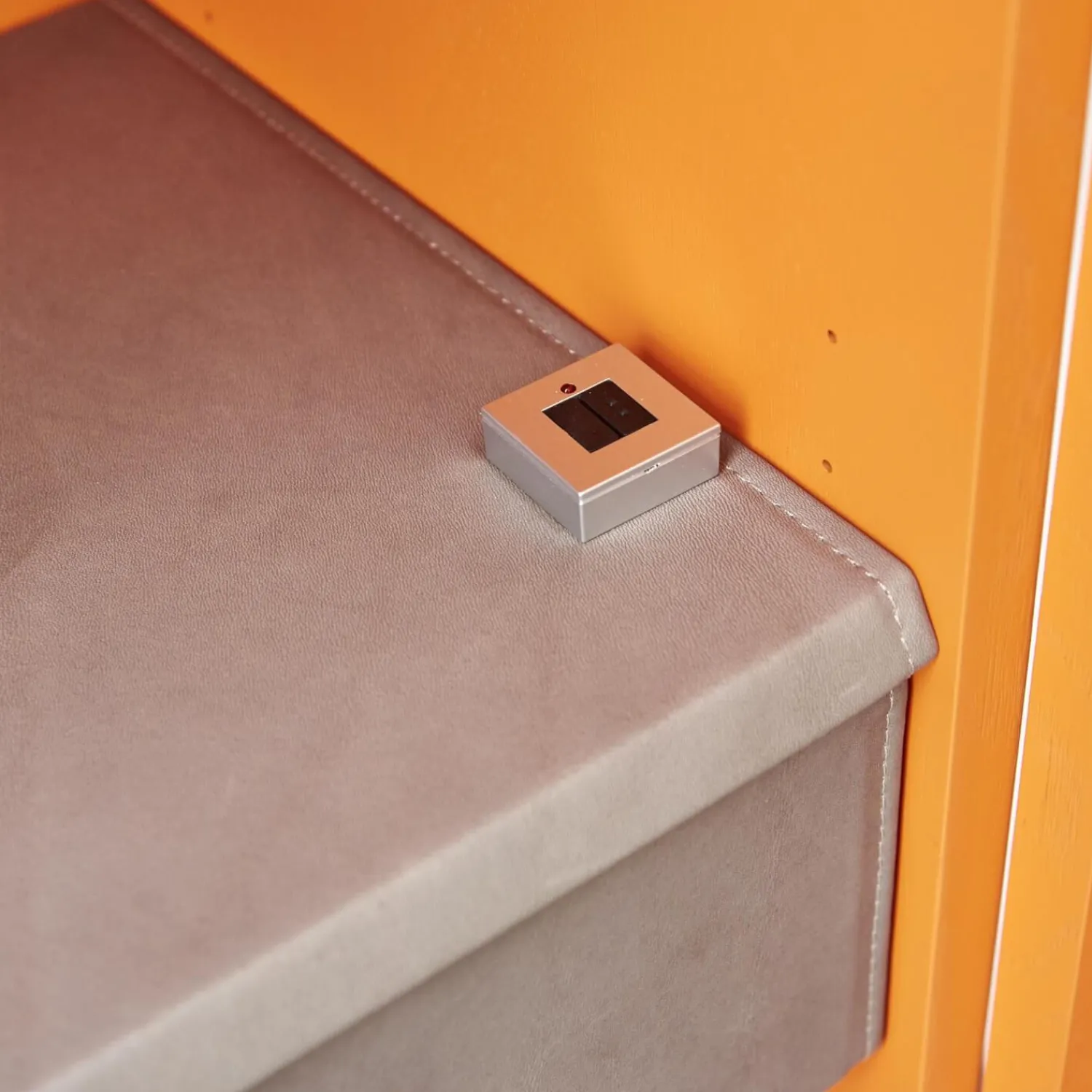 Form Exclusiv Vitrinen & Highboards|Vitrine Hampton Eiche Massiv Geölt Offenporig Lackiert In Pantone Orange Tür Klarglas Mit Ledergriffen