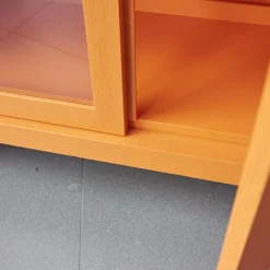Form Exclusiv Vitrinen & Highboards|Vitrine Hampton Eiche Massiv Geölt Offenporig Lackiert In Pantone Orange Tür Klarglas Mit Ledergriffen