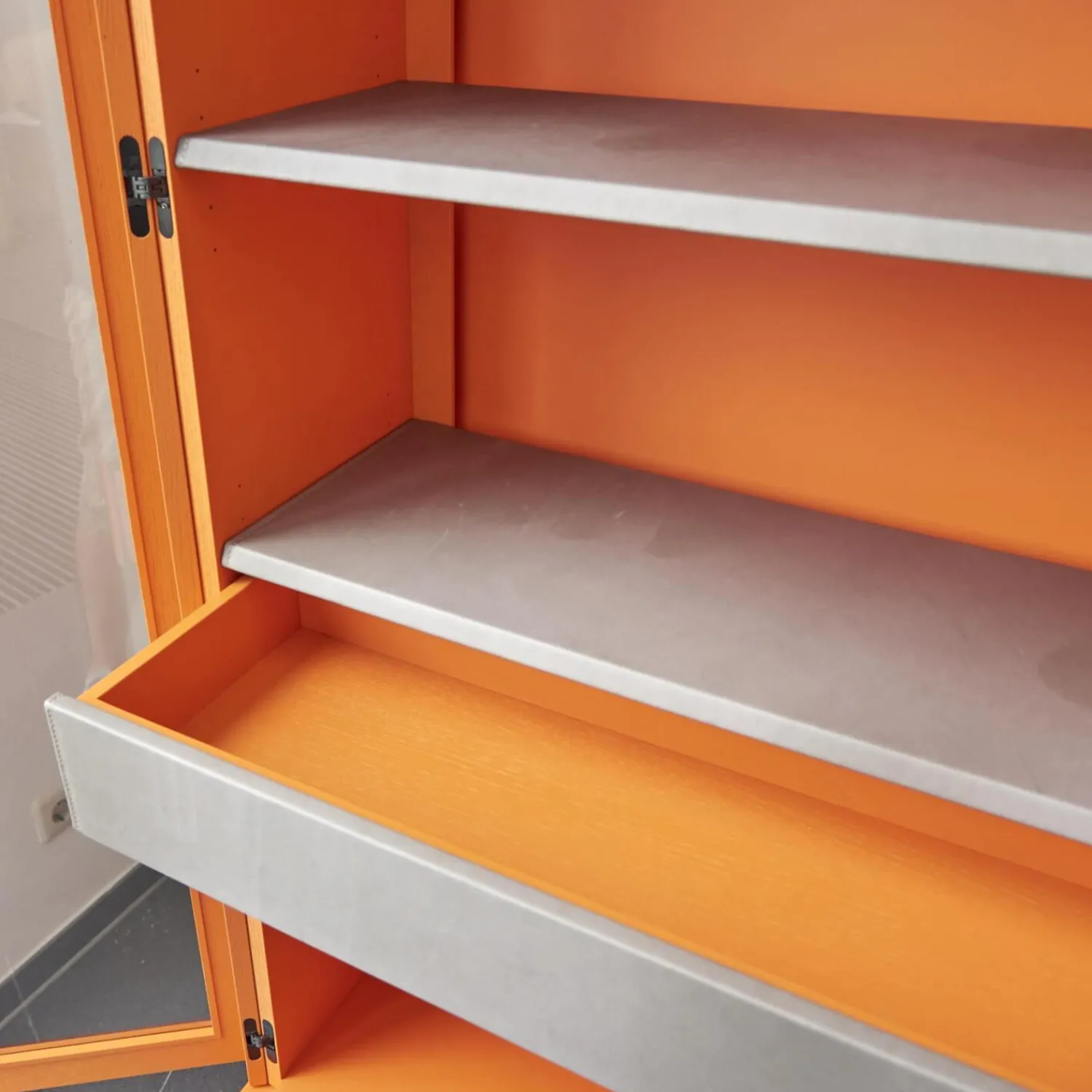 Form Exclusiv Vitrinen & Highboards|Vitrine Hampton Eiche Massiv Geölt Offenporig Lackiert In Pantone Orange Tür Klarglas Mit Ledergriffen