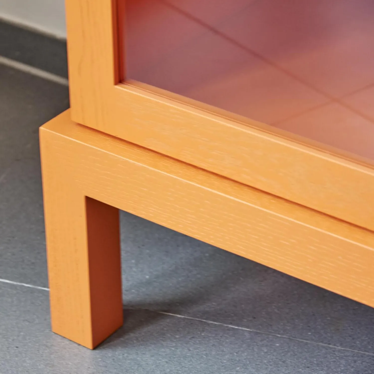 Form Exclusiv Vitrinen & Highboards|Vitrine Hampton Eiche Massiv Geölt Offenporig Lackiert In Pantone Orange Tür Klarglas Mit Ledergriffen